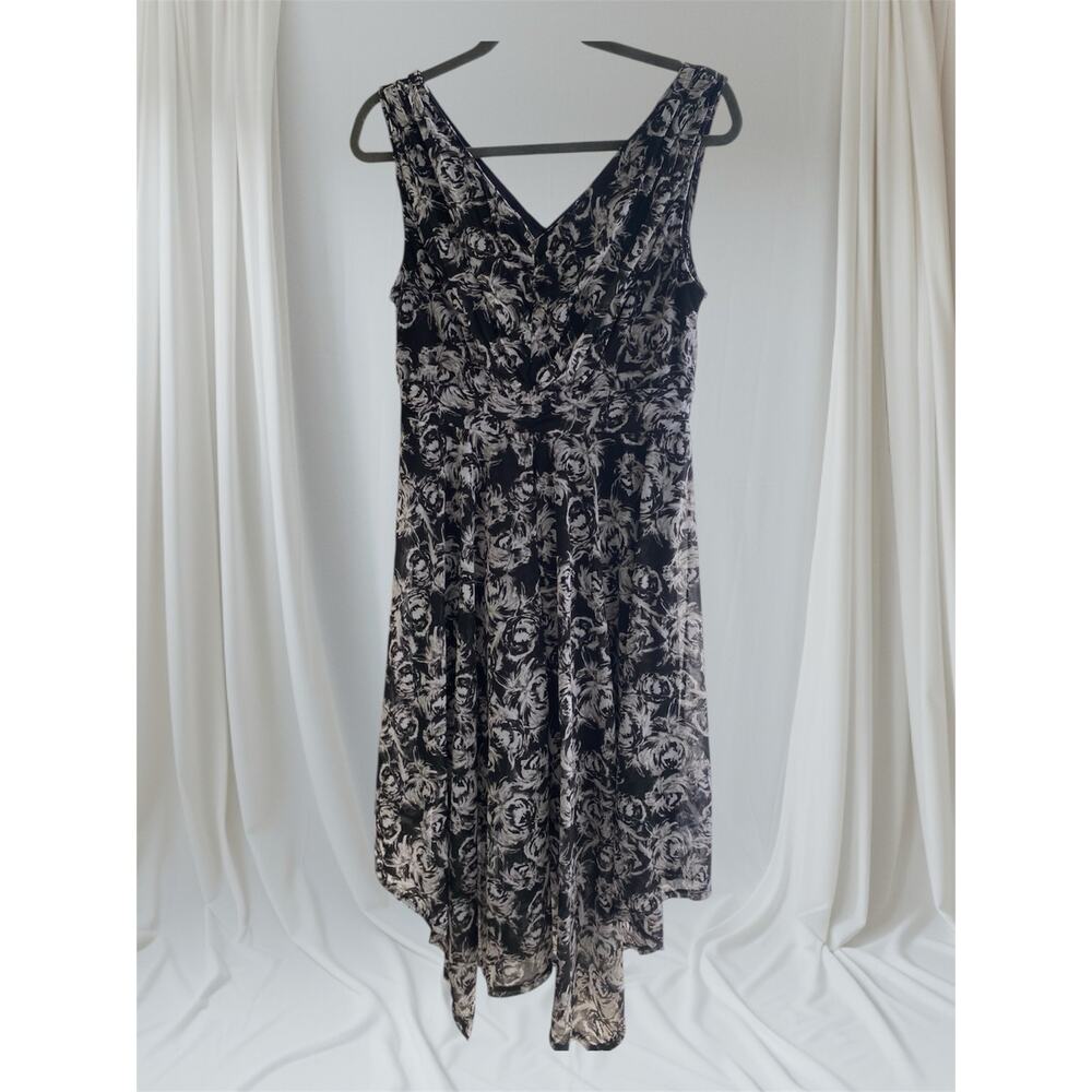 Simply Vera - Vera Wang Black Floral V-Neck Midi Dress Medium Sleeveless Flowy